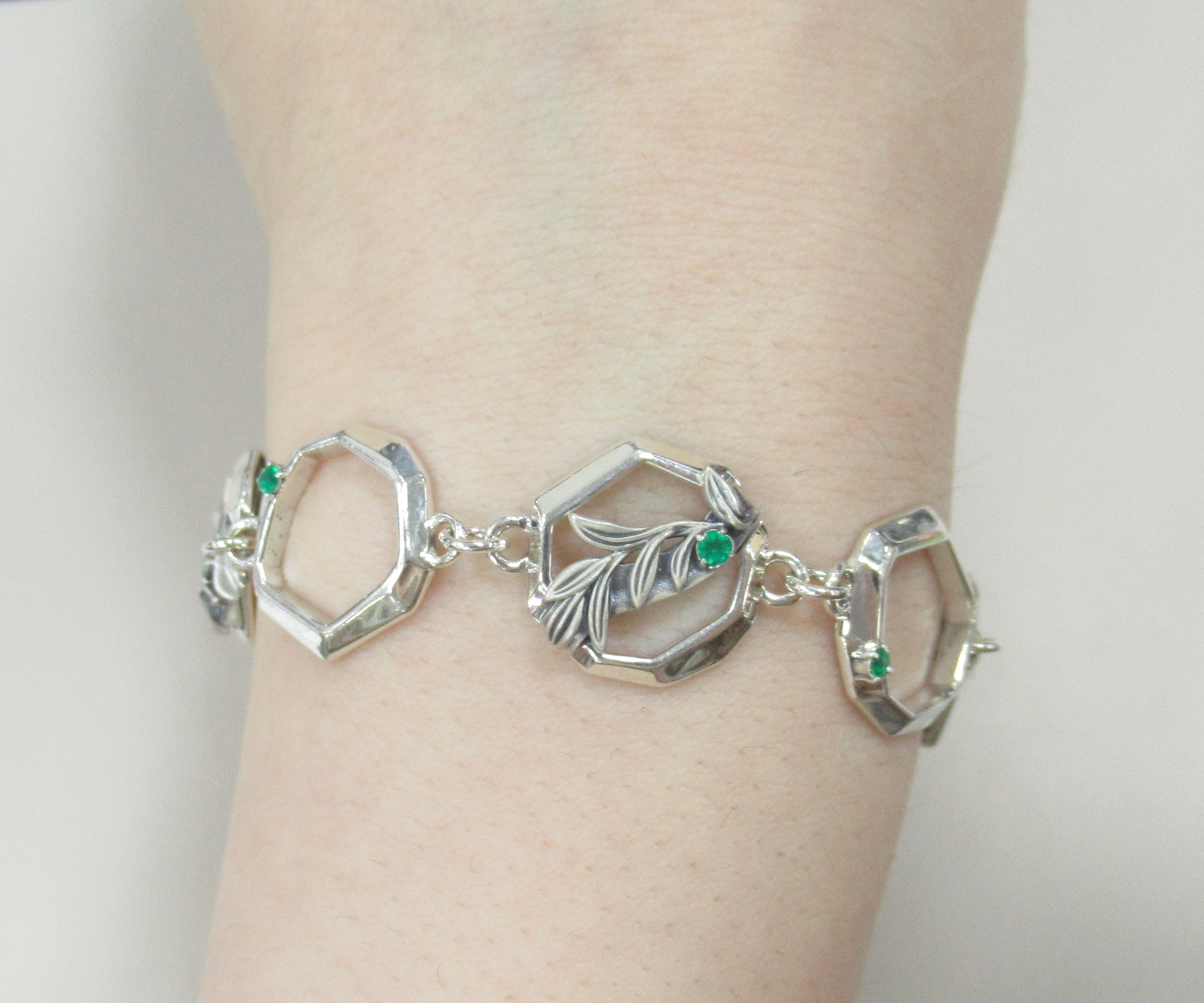 Серебряный браслет с агатами "Оливковая ветвь"